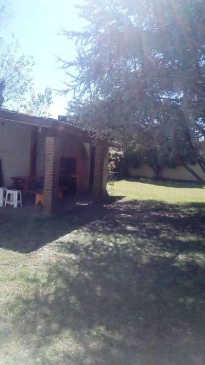 Chalet de 2 plantas con amplio Parque. - 5 ambientes - Muy bien ubicado - Casa/Chalet en San Bernardo