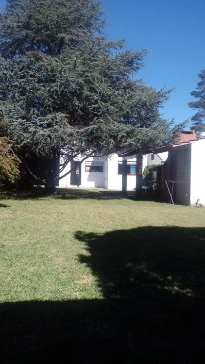 Chalet de 2 plantas con amplio Parque. - 5 ambientes - Muy bien ubicado - Casa/Chalet en San Bernardo