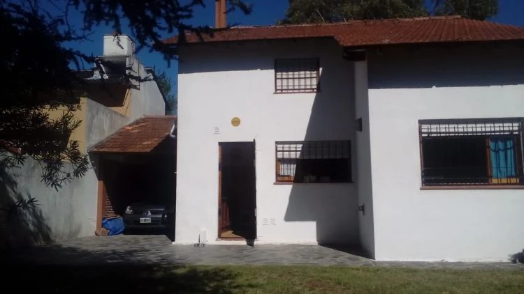 Chalet de 2 plantas con amplio Parque. - 5 ambientes - Muy bien ubicado - Casa/Chalet en San Bernardo