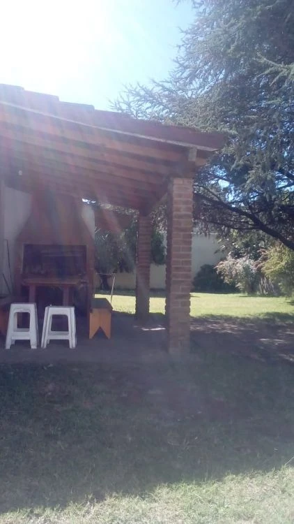 Chalet de 2 plantas con amplio Parque. - 5 ambientes - Muy bien ubicado - Casa/Chalet en San Bernardo