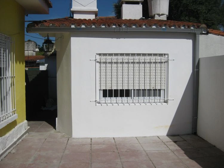 Chalet ubicado a una cuadra del mar - A una cuadra del mar (sobre la calle principal), a una cuadra del muelle y a tres de la terminal.  - Casa/Chalet en La Lucila del Mar