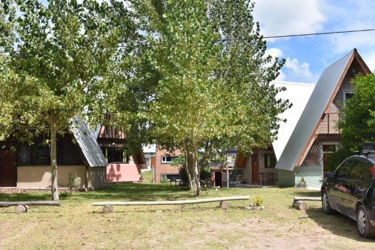 Alquiler De Cabañas En Claromecó - Alpinos Del Mar - Frente a la estación forestal de Claromecó y a pasos de la playa. - Cabaña en Claromecó
