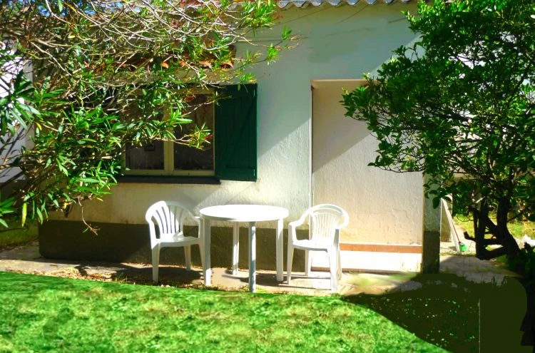 Chalet -  Hermoso monoambiente -  ideal para pareja - Jardín y Estacionamiento - A 3 cuadras del mar - jardín con parrilla uso exclusivo - Casa/Chalet en Mar de Ajó