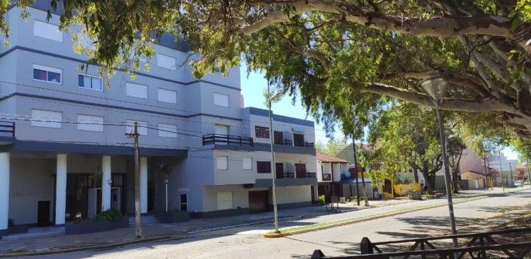 Frente Al Mar en La Lucila - A mtrs. de la playa y a 100 mtrs. del centro. WiFi, netflix, cable - Departamento en La Lucila del Mar