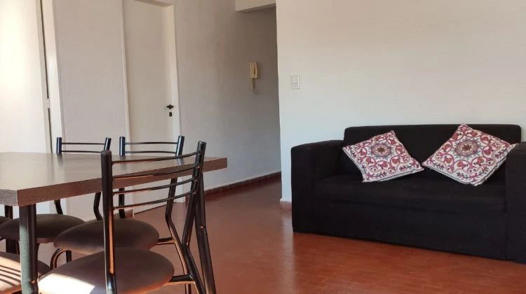 Frente Al Mar en La Lucila - A mtrs. de la playa y a 100 mtrs. del centro. WiFi, netflix, cable - Departamento en La Lucila del Mar