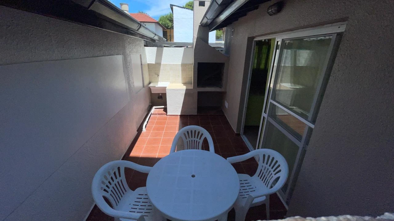 Complejo Arcoiris - Muy Luminoso - Cochera - Ubicado a 1 cuadra de la playa y a 2 cuadras del centro comercial - Departamento en Mar de Ajó