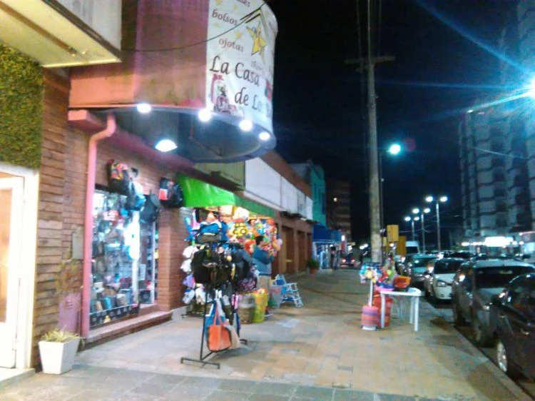 Alquiler  frente al casino a 50 metros de la playa y zona peatonal - Alquiler frente al centro de Mar de Ajó - Departamento en Mar de Ajó