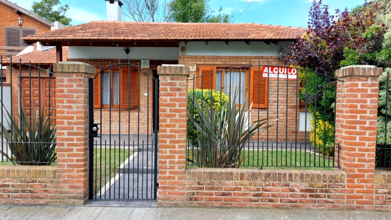 Hermosa casa en barrio residencial -  - Casa/Chalet en Mar de Ajó