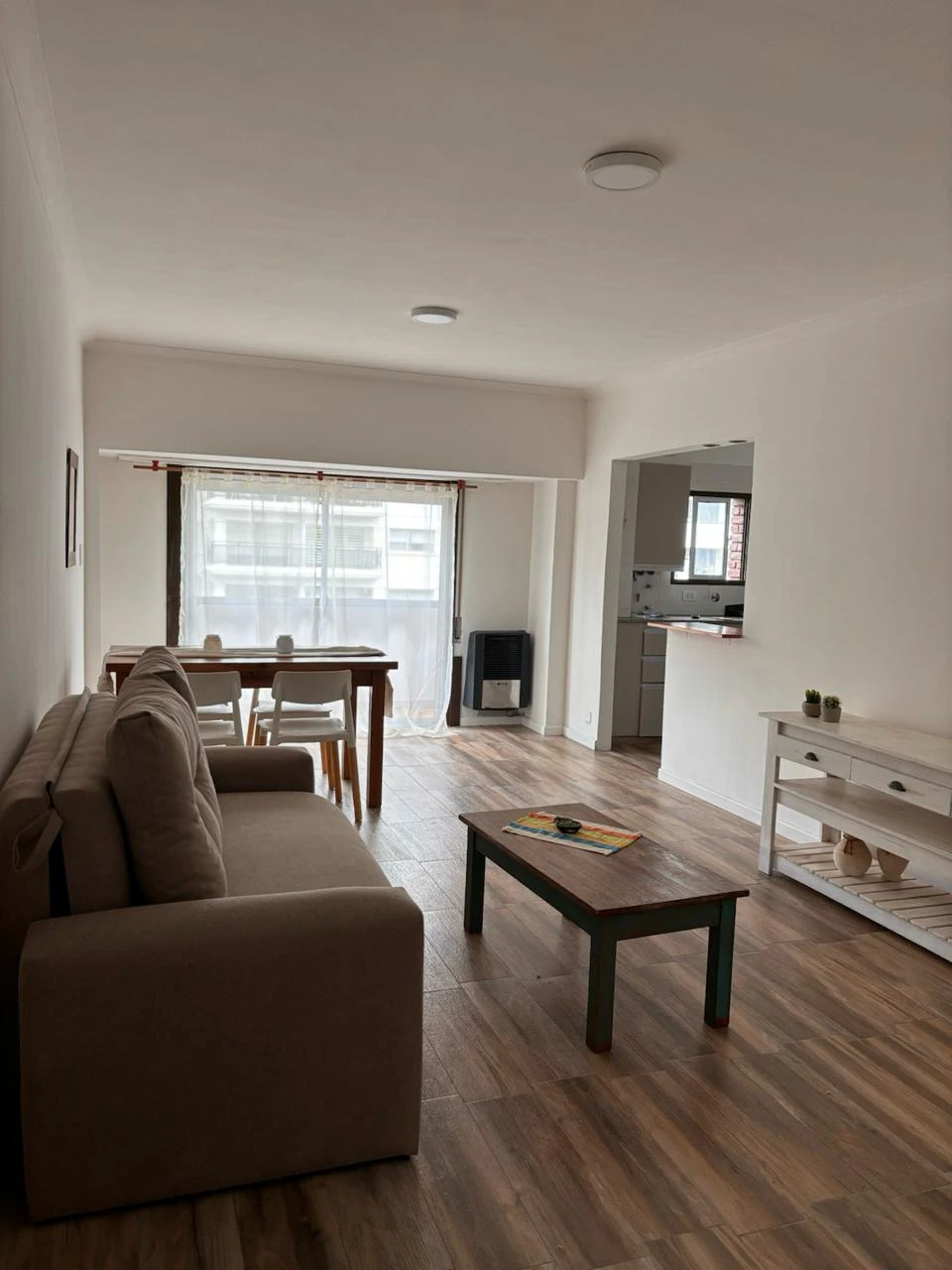 depto 3 ambientes zona, La Perla. Dos cuadras de la playa - Cálido depto para llegar a todos lados caminando - Departamento en Mar del Plata