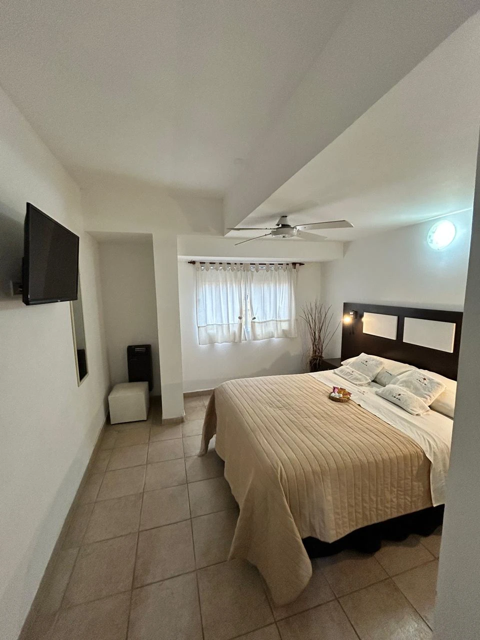 Confort y Relax en Las Brisas del Tuyú. Departamentos únicos - Estamos ubicados a 120 mts de la Peatonal y 200 mts del Mar. - Departamento en San Clemente