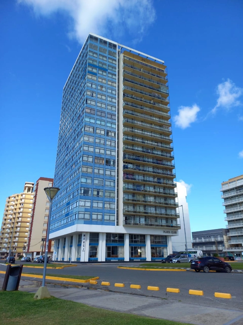 Departamento en edificio Playa Club - Departamento con balcón y vista al mar - Departamento en Miramar