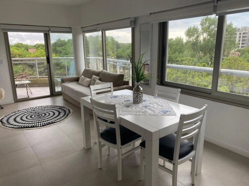 Dpto vista al bosque - edificio de categoría - luminoso, impecable. Con sala de juegos, cine, solarium, 2 piscinas y parrilla. - Departamento en Pinamar