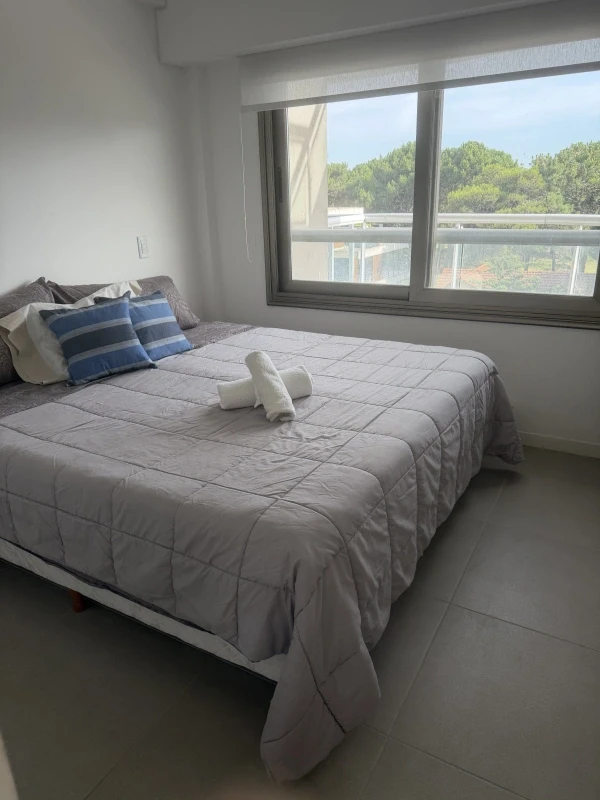 Dpto vista al bosque - edificio de categoría - luminoso, impecable. Con sala de juegos, cine, solarium, 2 piscinas y parrilla. - Departamento en Pinamar