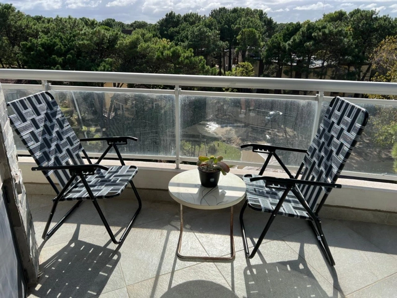 Dpto vista al bosque - edificio de categoría - luminoso, impecable. Con sala de juegos, cine, solarium, 2 piscinas y parrilla. - Departamento en Pinamar