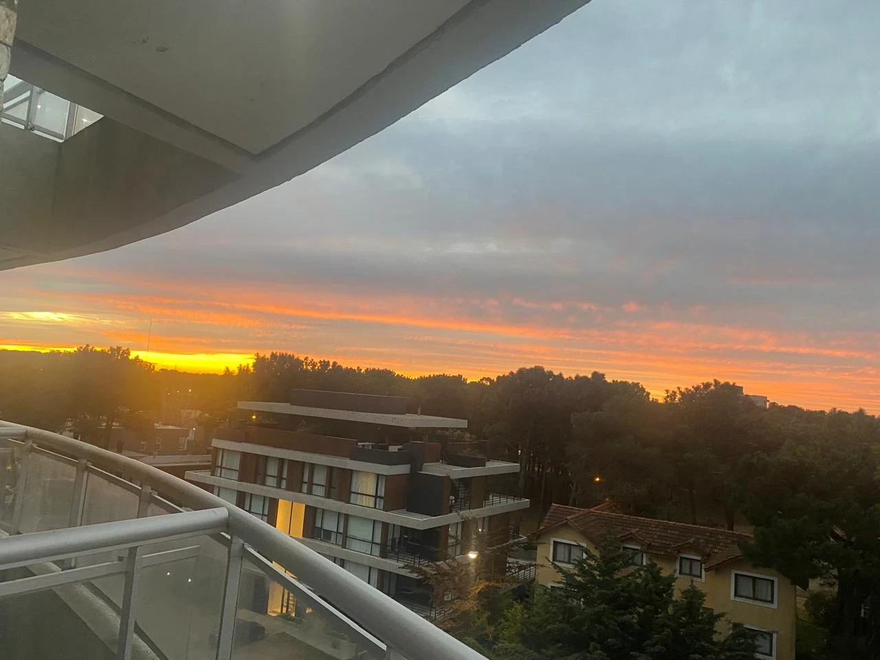 Dpto vista al bosque - edificio de categoría - luminoso, impecable. Con sala de juegos, cine, solarium, 2 piscinas y parrilla. - Departamento en Pinamar