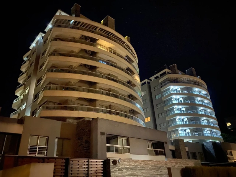 Dpto vista al bosque - edificio de categoría - luminoso, impecable. Con sala de juegos, cine, solarium, 2 piscinas y parrilla. - Departamento en Pinamar