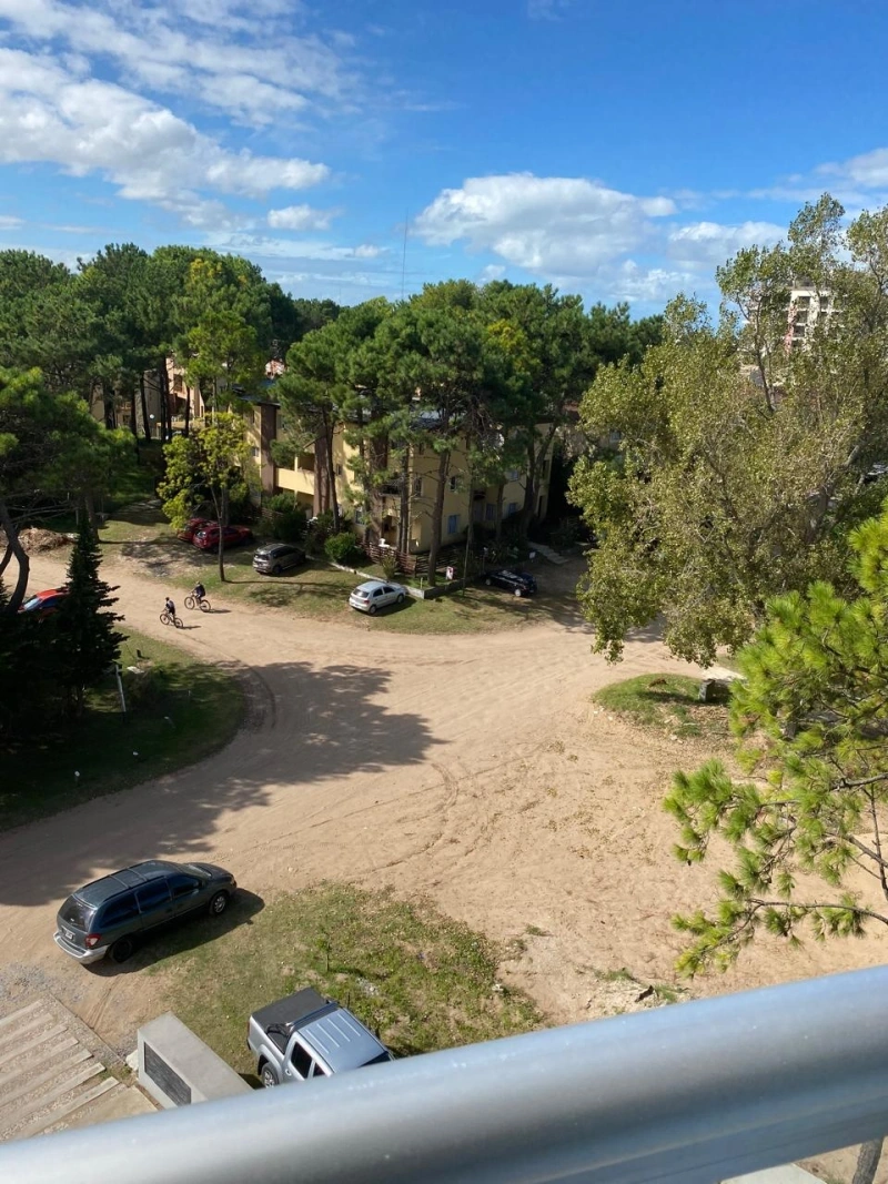 Dpto vista al bosque - edificio de categoría - luminoso, impecable. Con sala de juegos, cine, solarium, 2 piscinas y parrilla. - Departamento en Pinamar