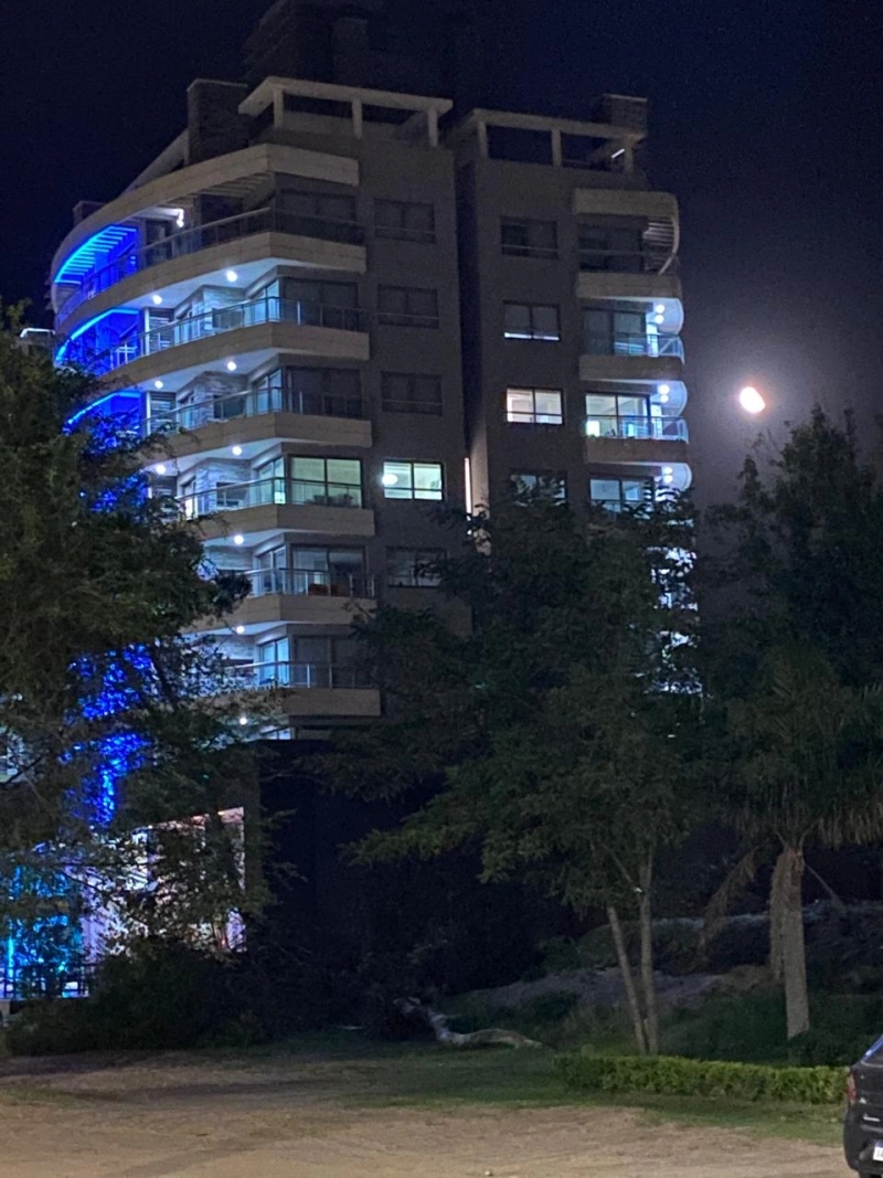 Dpto vista al bosque - edificio de categoría - luminoso, impecable. Con sala de juegos, cine, solarium, 2 piscinas y parrilla. - Departamento en Pinamar