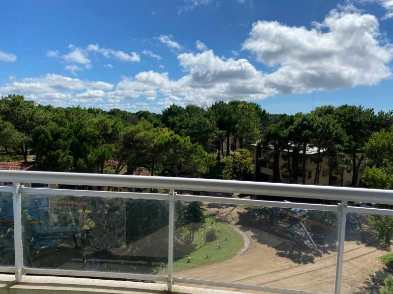 Dpto vista al bosque - edificio de categoría - luminoso, impecable. Con sala de juegos, cine, solarium, 2 piscinas y parrilla. - Departamento en Pinamar