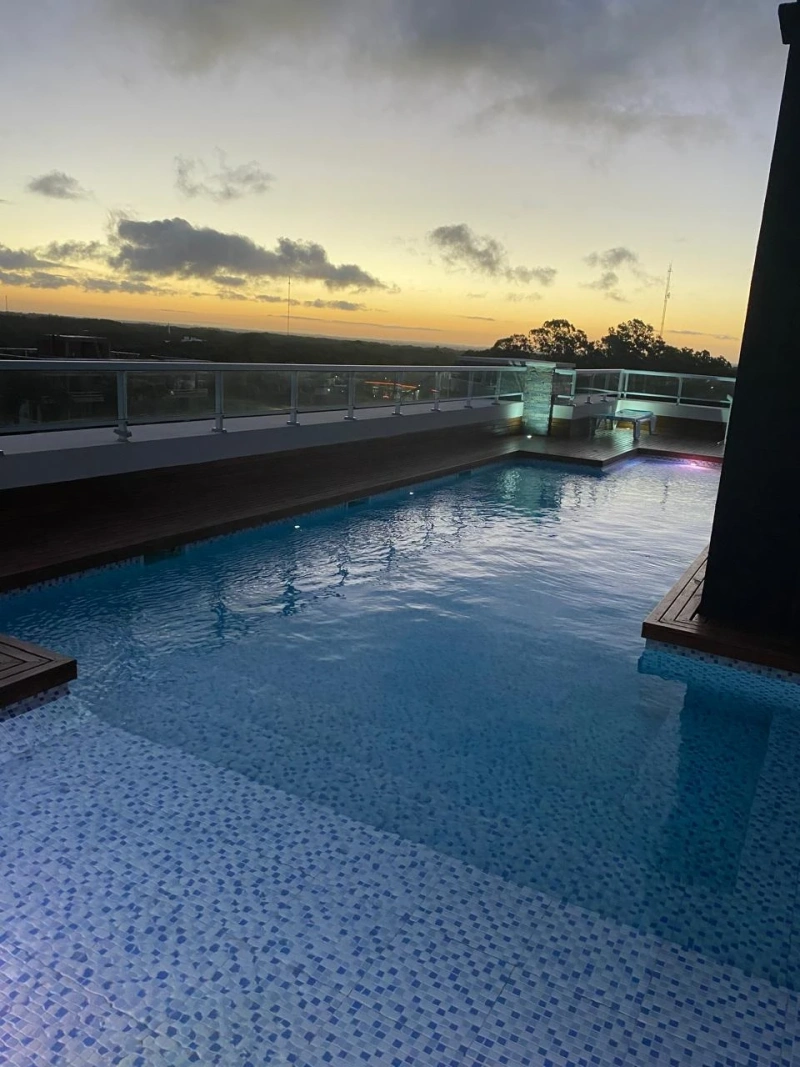 Dpto vista al bosque - edificio de categoría - luminoso, impecable. Con sala de juegos, cine, solarium, 2 piscinas y parrilla. - Departamento en Pinamar