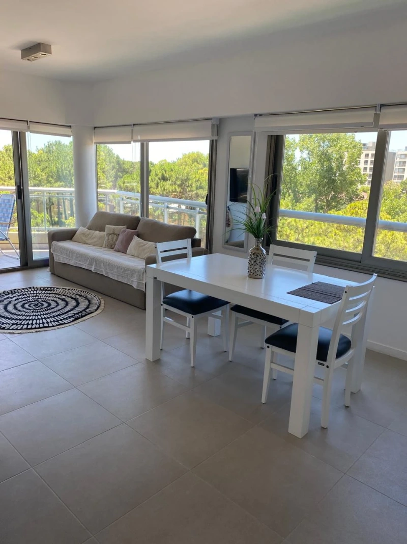Dpto vista al bosque - edificio de categoría - luminoso, impecable. Con sala de juegos, cine, solarium, 2 piscinas y parrilla. - Departamento en Pinamar