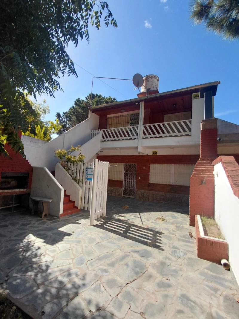 DEPARTAMENTO 4 AMBIENTES 7 PERSONAS, 2 CAMAS MATRIMONIAL PARRILLA PATIO 2 CUADRAS DEL MAR - 2 CUADRAS DEL MAR - ENTRADA DE AUTOS - PRIMER PISO POR ESCALERA - Departamento en Costa Azul